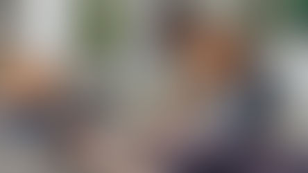 Eine Therapeuten, die Zen Thai Shiatsu an einer Dame praktiziert