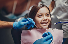 Bambina dal dentista