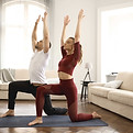 Pareja practicando yoga en interiores