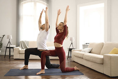 屋内でヨガを練習するカップル