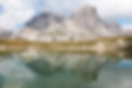 Montagnes et un lac