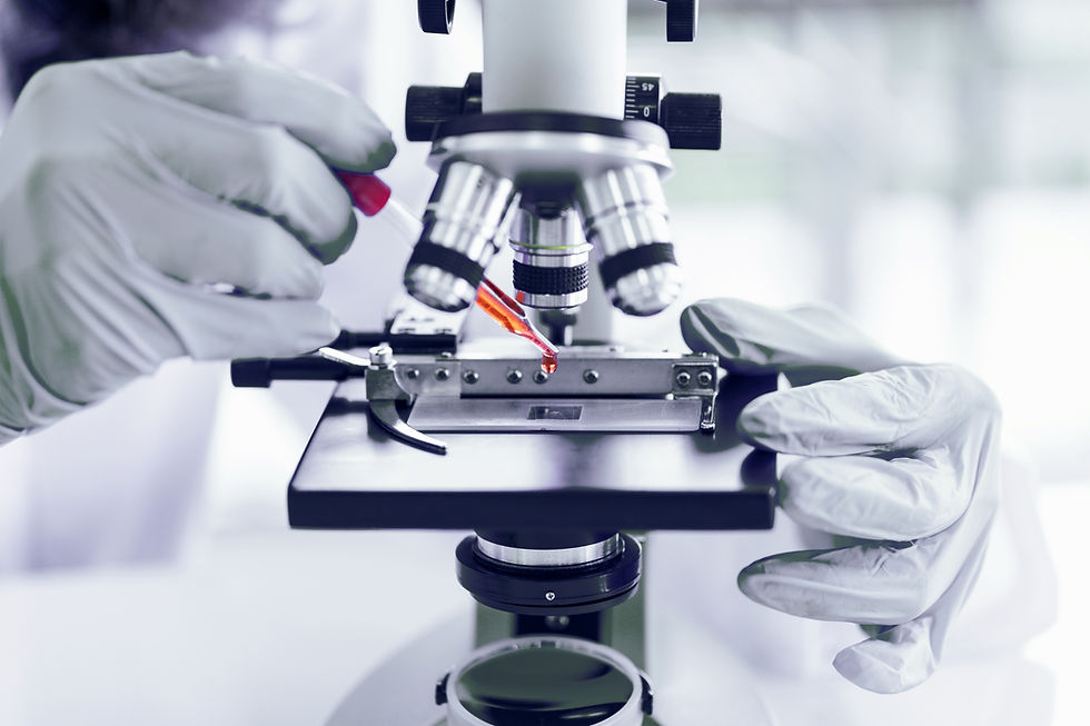 Científico usando microscopio