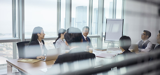 Groupe de gens d'affaires assis autour d'une table