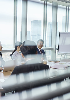 Grupo de empresarios sentados alrededor de la mesa