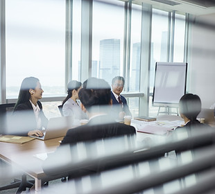 Grupo de empresarios sentados alrededor de la mesa