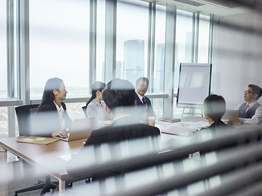 Grupo de empresarios sentados alrededor de la mesa