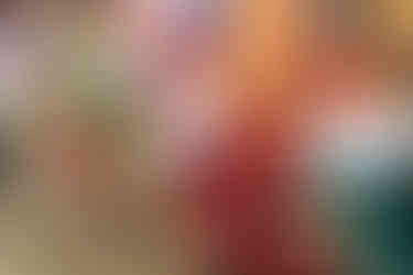 Persone suonano tamburi colorati al Carnevale di Rio, Brasile