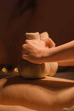 Massage aux compresses d'herbes