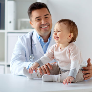 Pädiatrie: Umfassende medizinische Versorgung für Kinder und Jugendliche
Die Pädiatrie, auch als Kinder- und Jugendmedizin bekannt, ist ein medizinisches Fachgebiet, das sich mit der Gesundheit und den Krankheiten von Kindern und Jugendlichen vom Neugeborenen- bis zum Jugendalter befasst. Pädiater sind speziell ausgebildete Ärzte, die über umfassende Kenntnisse und Erfahrungen in der Behandlung von Kindern verfügen.
Aufgaben und Schwerpunkte der Pädiatrie
Pädiater bieten ein breites Spektrum an Leistungen an, darunter:
Vorsorgeuntersuchungen: Regelmäßige Vorsorgeuntersuchungen, um die Entwicklung des Kindes zu beurteilen und frühzeitig mögliche Gesundheitsprobleme zu erkennen.
Impfungen: Durchführung von Impfungen gemäß den aktuellen Empfehlungen, um Kinder vor verschiedenen Infektionskrankheiten zu schützen.
Behandlung akuter und chronischer Krankheiten: Behandlung eines breiten Spektrums von akuten und chronischen Krankheiten, die im Kindesalter auftreten können.
Beratung und Unterstützung: Beratung von Eltern in Fragen der Gesundheit, Ernährung, Erziehung und Entwicklung. Unterstützung bei Problemen wie Verhaltensauffälligkeiten oder Schulschwierigkeiten.
Die Bedeutung der Pädiatrie
Die Pädiatrie ist von großer Bedeutung, da sie eine umfassende und altersgerechte Versorgung von Kindern gewährleistet. Pädiater sind nicht nur Ärzte, sondern auch wichtige Ansprechpartner und Vertrauenspersonen für Kinder und ihre Familien.