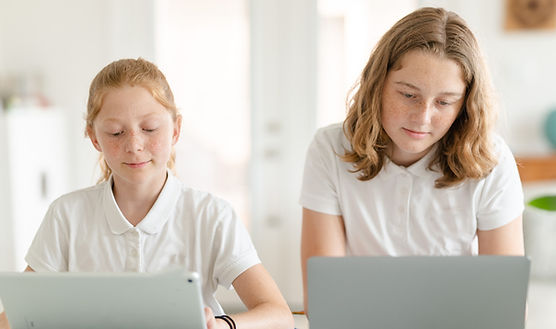 Estudiantes participando en aprendizaje online y formación lingüística internacional