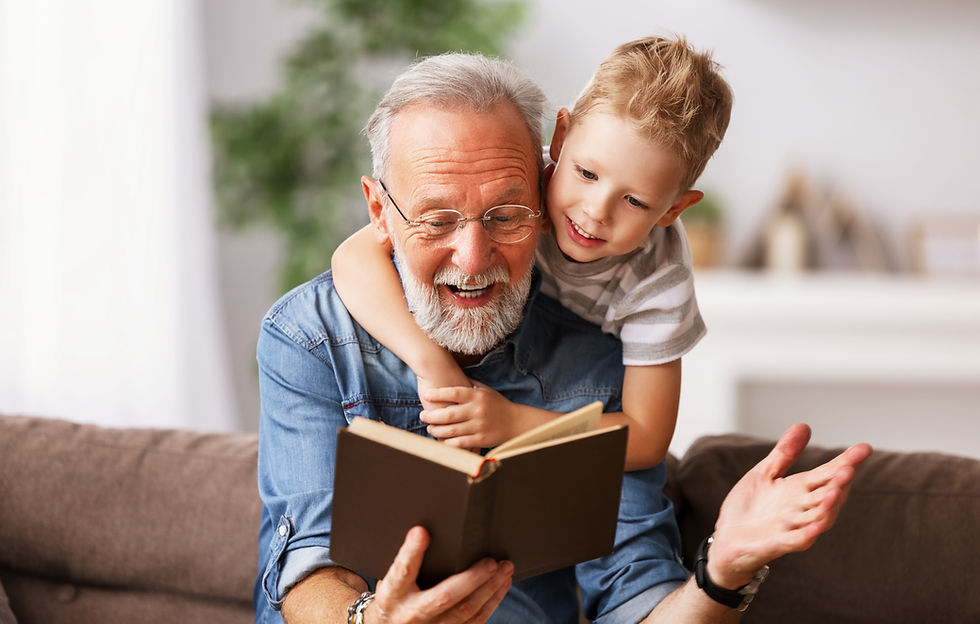 Großeltern lesen Buch