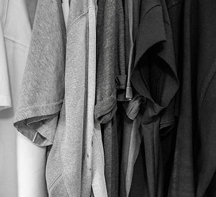 Ropa colgada monocromática