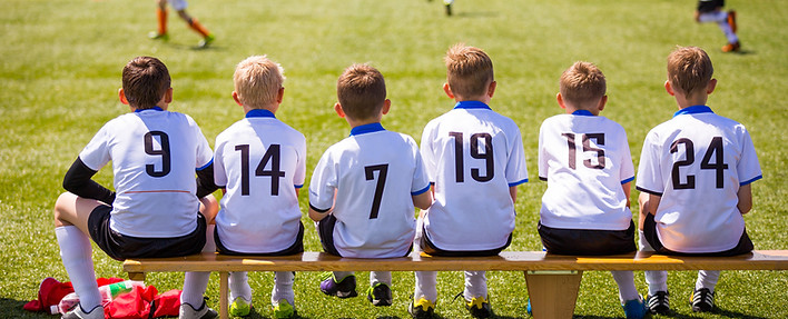 Fußballspieler auf Bank