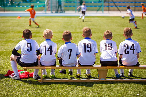 Junge Fußballspieler auf der Bank