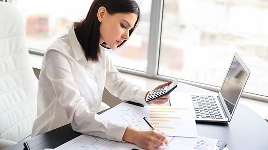 Employée qui fait la préparation des rapports financiers.