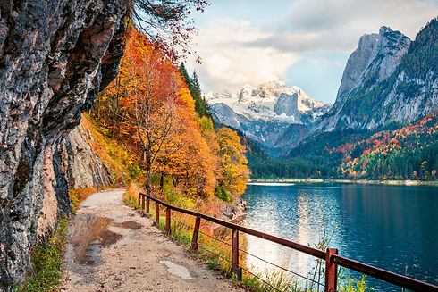 Autumn hike at the lake