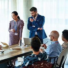 Büroteambesprechung mit Menschen unterschiedlichster Herkunft
