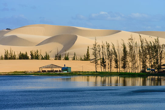 Restaurante local no meio das dunas de areia branca em Mui Ne, Vietnã