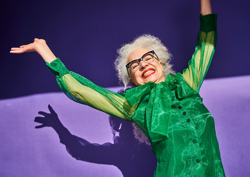 Vrolijke vrouw poseren