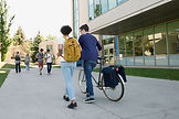 Étudiants universitaires sur le campus