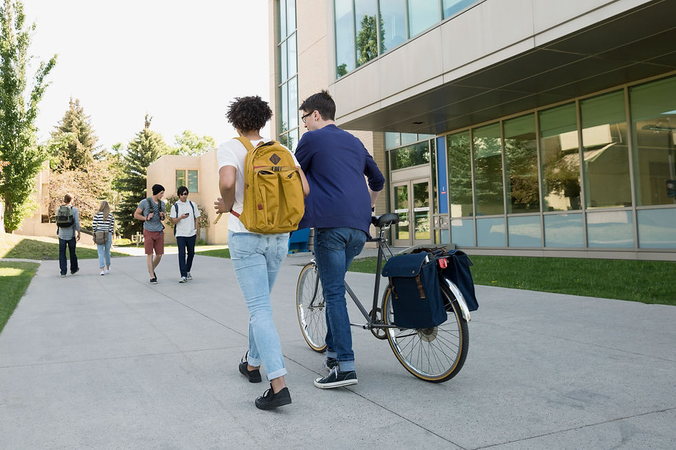 Scène de promenade sur le campus