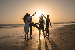 Danse au coucher du soleil sur la plage