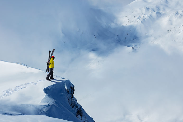 Skifahrer auf verschneiter Klippe