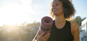 Femme avec tapis de Pilates