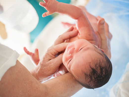 A woman with a transplanted uterus gives birth to a baby for the first time in Italy 👼