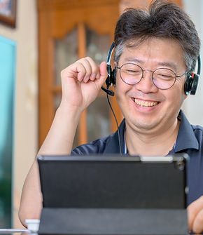 Persona sonriente hablando por auriculares