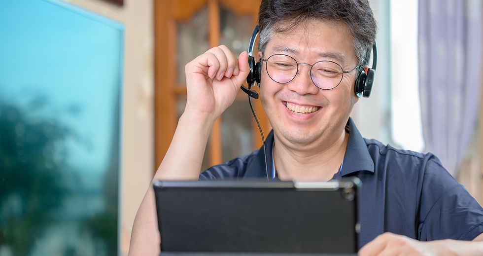 Personne souriante parlant à travers des écouteurs