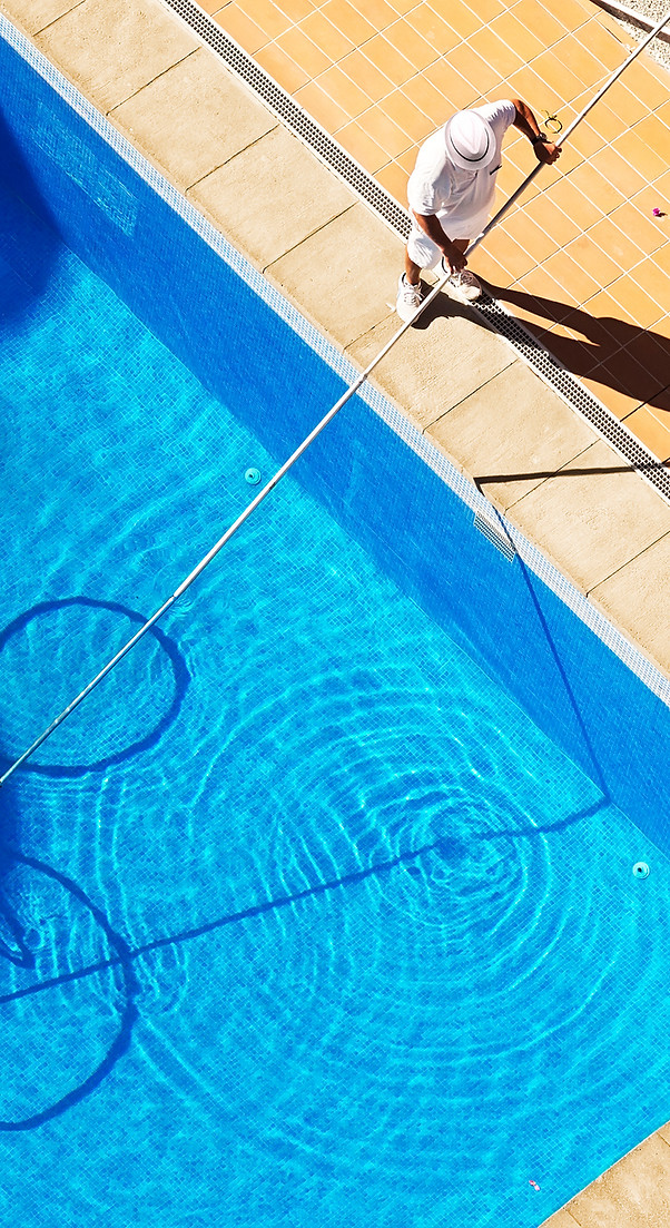 Escena de limpieza de piscina