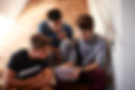 Étudiants assis sur un escalier