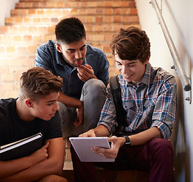 Studenten zitten op trap