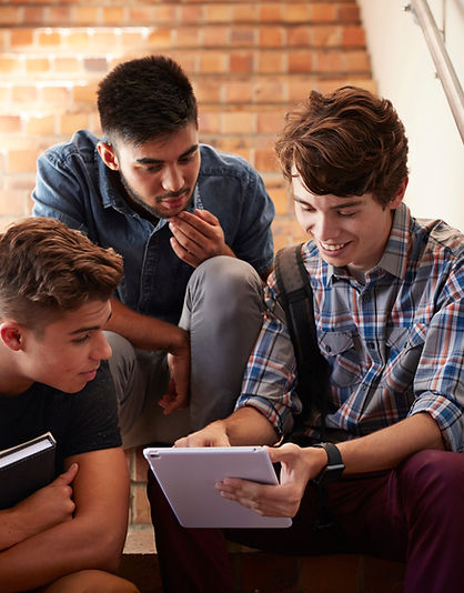 계단에 앉아있는 학생