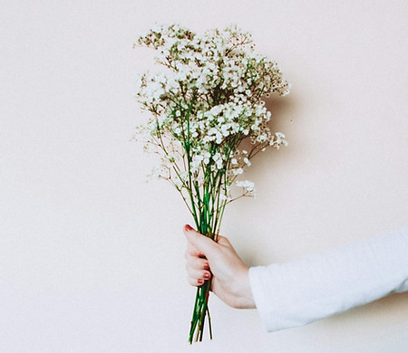 Weiße Blumen halten