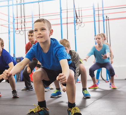 Des enfants qui font de l'exercice ensemble