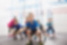 Des enfants qui font de l'exercice ensemble