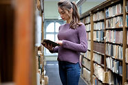 Jovem estudante na biblioteca