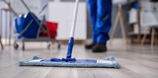 木製の床のモップ掛け