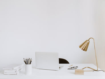 Büro Tisch mit typischer Büroeinrichtung