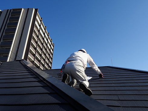 屋根を点検する屋根診断士