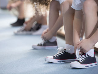 niños atandose los zapatos