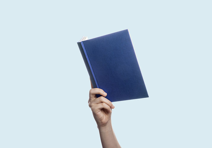 Tenant un livre