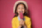 Fille mangeant du popsicle