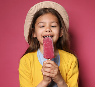 Fille mangeant du popsicle