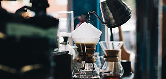 מזיגת קפה בפילטר מיוחד שמדגים המנחה במהלך סדנת קפה ליום גיבוש במרכז