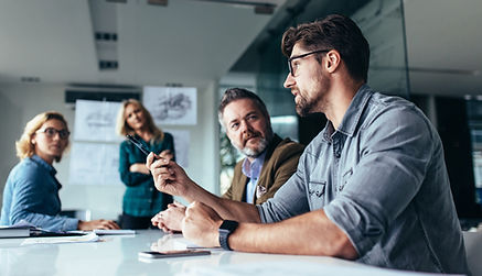 Stagiaire dans espace de formation avec ordinateur