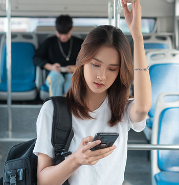 Pessoa olhando para celular