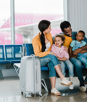 Família no portão do aeroporto